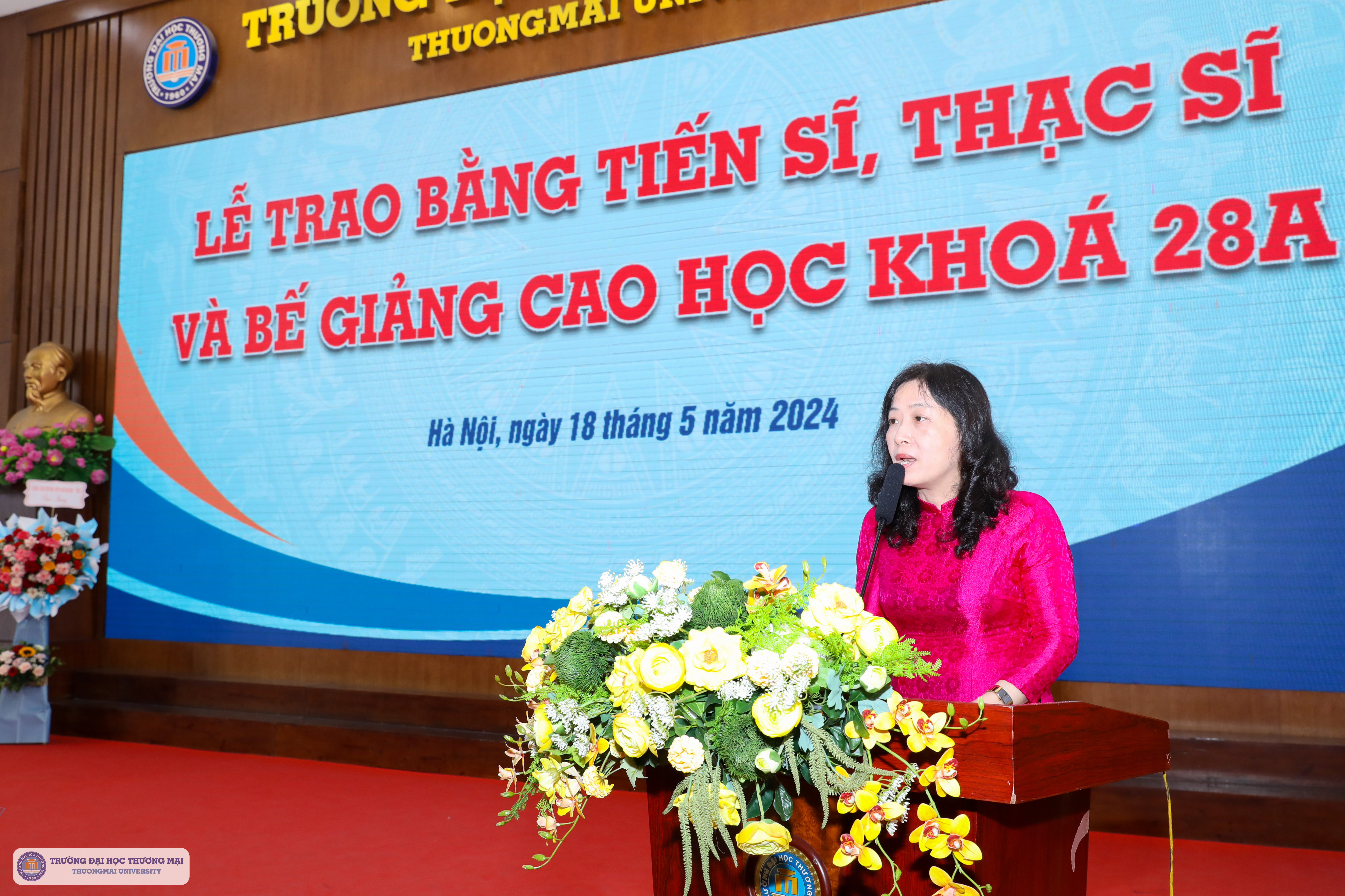 PGS, TS Nguyễn Thu Thủy – Viện trưởng Viện Đào tạo Sau đại học công bố quyết định công nhận học vị và cấp bằng tiến sĩ